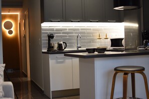 Réfrigérateur, micro-ondes, four, cafetière/bouilloire