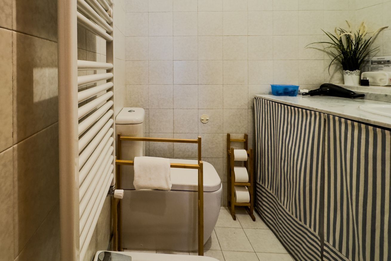 Ducha, secador de pelo, bidé y toallas