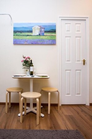 Appartement, 1 chambre | Restauration dans la chambre