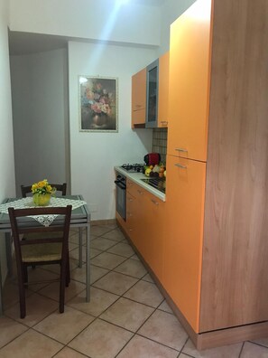 Microonde, piano cottura, macchina per tè/caffè