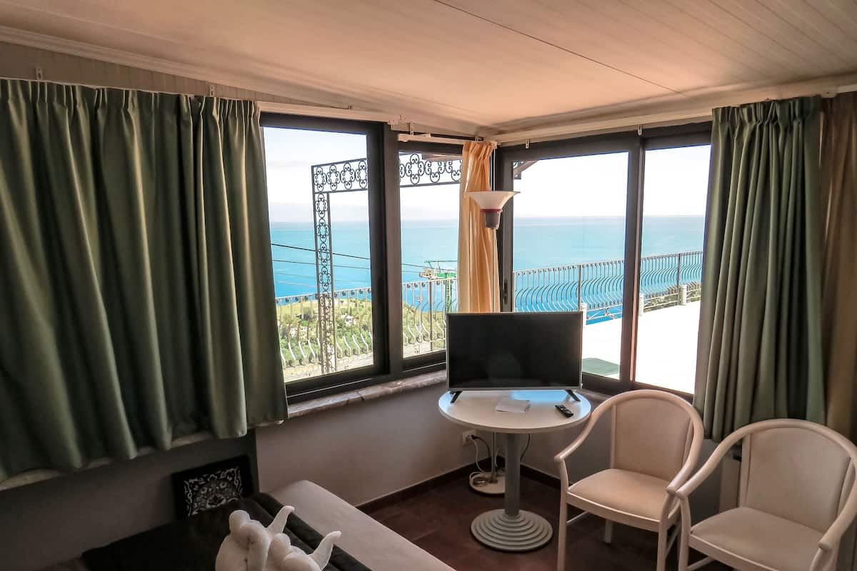 Departamento, vista al mar | Espacio para trabajar con laptop y tabla de planchar con plancha