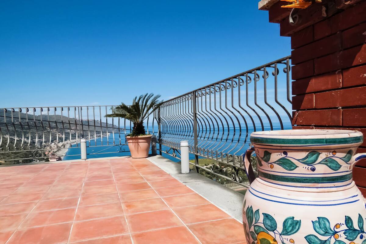 Suite junior, Terraza | Espacio para trabajar con laptop y tabla de planchar con plancha