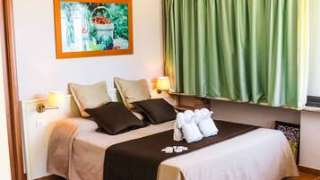 Appartamento, vista mare | Postazione laptop, ferro/asse da stiro, Wi-Fi gratuito, lenzuola