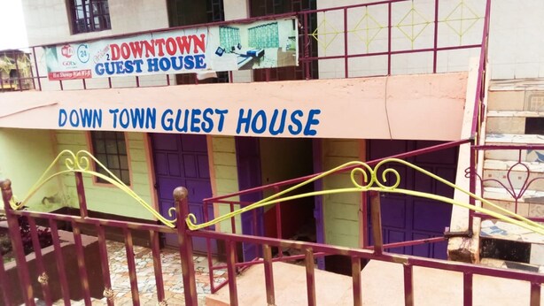Un edificio con un cartel que dice "Downtown Guest House".