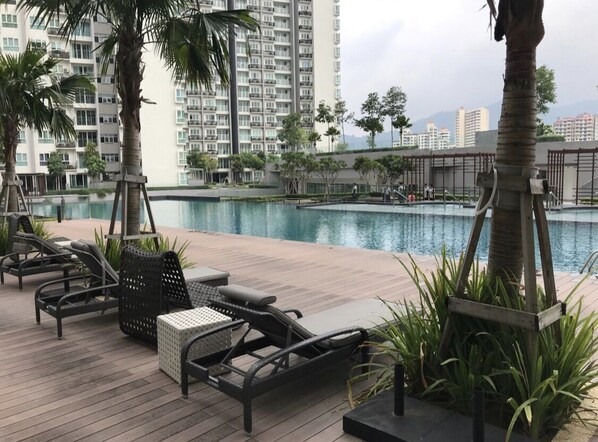 Outdoor pool - Scandinavian Studio Suite Queensbay Mall Penang (Bayan Lepas)