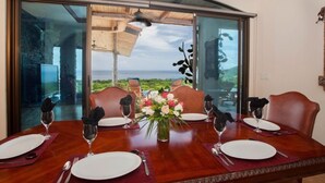 A dining table set for six with a view of the ocean. - Casa de los Suenos (Sardinal)