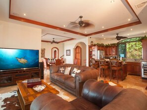 Villa de lujo, 3 habitaciones, alberca privada, vista al océano | Área de sala de estar | Smart TV de 70 pulgadas con canales por cable y televisión 