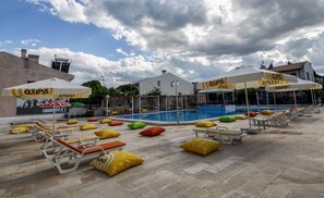 Una piscina al aire libre de temporada