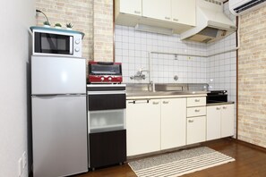 独立别墅 (Private Vacation Home) | 私人简易厨房 | 冰箱、微波炉、炉灶、电热水壶