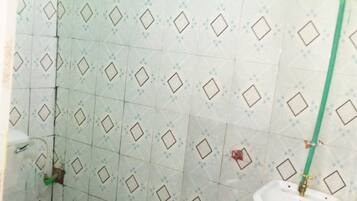 Double Room | Bathroom | Shower, rainfall showerhead, towels, soap