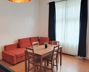 2 habitaciones, espacio para trabajar con laptop y cortinas blackout 