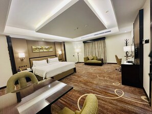 Egyptian cotton sheets, premium bedding, pillow-top beds, minibar - Al Ertiqaa Hotel (Jeddah)