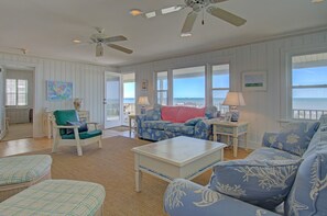 House, 5 Bedrooms | Living room