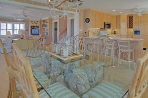 House, 5 Bedrooms | Living room