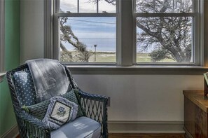 House, 3 Bedrooms | Living area | 42-inch flat-screen TV with cable channels, TV