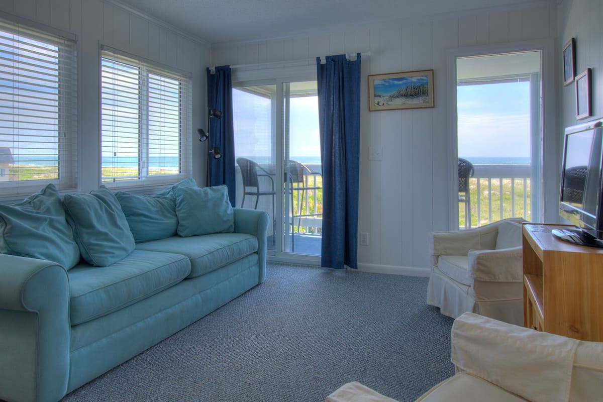 Condo, 2 Bedrooms | Living room | 32-inch TV with satellite channels