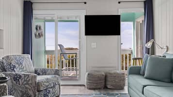 Apartment, 2 Schlafzimmer | Wohnzimmer | 32-Zoll-Fernseher mit Satellitenempfang