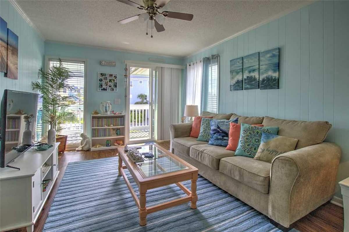 Condo, 2 Bedrooms | Living room | 32-inch TV with satellite channels