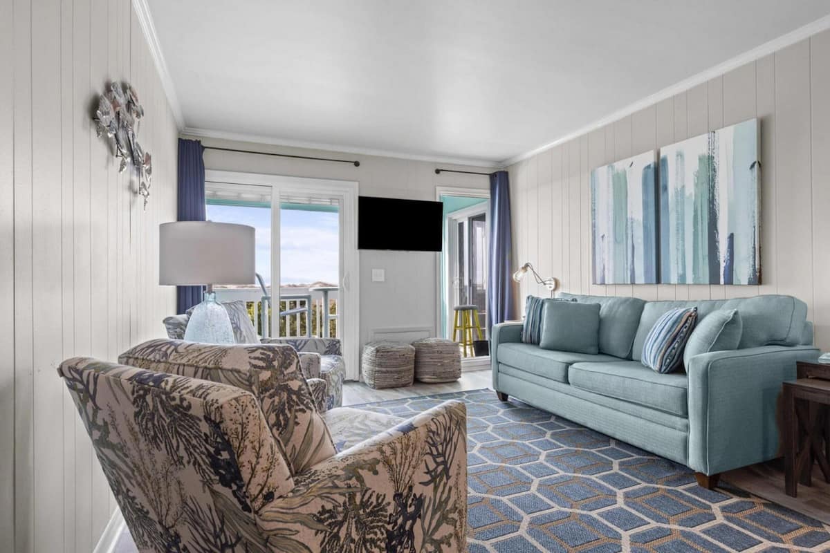 Condo, 2 Bedrooms | Living room | 32-inch TV with satellite channels