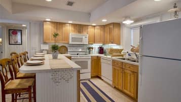 House, 3 Bedrooms | Private kitchen | Fridge, microwave, stovetop, dishwasher