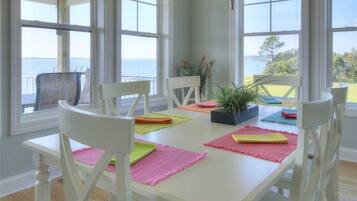 Ferienhaus, 4 Schlafzimmer | Essbereich im Zimmer