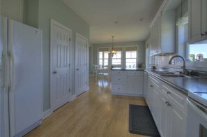 Maison, 4 chambres | Cuisine privée | Réfrigérateur, four à micro-ondes, surface de cuisson, lave-vaisselle