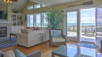 House, 5 Bedrooms | Living room
