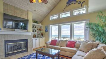 House, 5 Bedrooms | Living room
