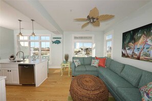 Living area - Mamas Lookout (Atlantic Beach)