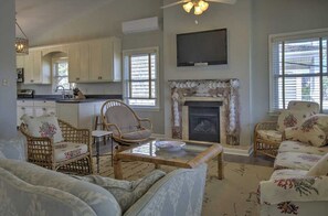 House, 5 Bedrooms | Living area