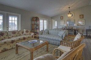 House, 5 Bedrooms | Living area
