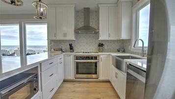 House, 4 Bedrooms | Private kitchen | Fridge, microwave, stovetop