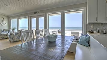 House, 4 Bedrooms | Dining room