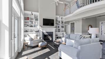 House, 4 Bedrooms | Living room | 36-inch TV with digital channels