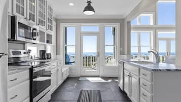 House, 4 Bedrooms | Private kitchen | Fridge, microwave, stovetop