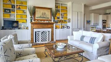 House, 4 Bedrooms | Living area