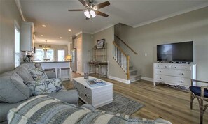 Leilighet, 3 soverom | Oppholdsområde | En 36-tommers TV med digitale kanaler