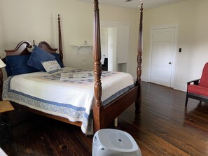 6 bedrooms, desk, iron/ironing board, free WiFi