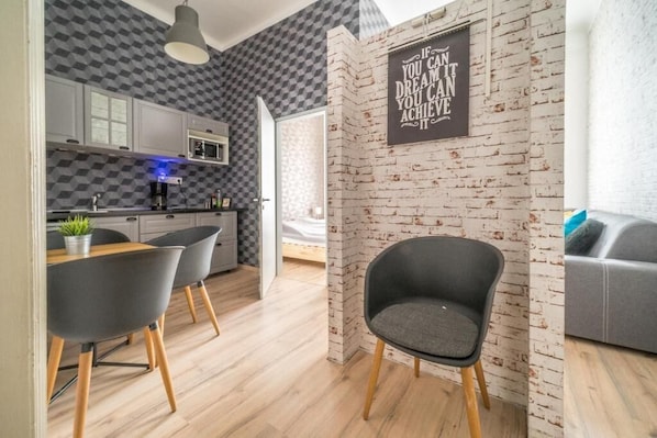 Appartement | Privékeuken | Een koelkast, een magnetron, een kookplaat
