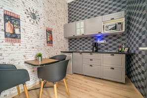 Apartment | Private kitchen | Fridge, microwave, stovetop, coffee/tea maker - Susan Apartment 1 (Budapest)