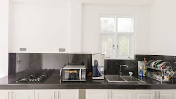 Refrigerador con freezer, microondas, servilletas de papel