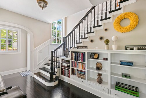 4/6bd SPACIOUS, Heart of Miami Beach! Mediterranean Villa w/Jacuzzi, HUGE YARD!