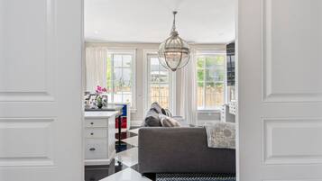 Smart-TV, Kamin, Videospiele, Videothek