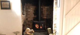 River Cottage a country retreat in wooded gardens