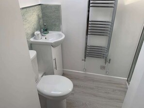 Shower, towels - River Cottage a country retreat in wooded gardens (Wareham)
