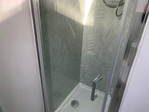 Shower, towels - River Cottage a country retreat in wooded gardens (Wareham)
