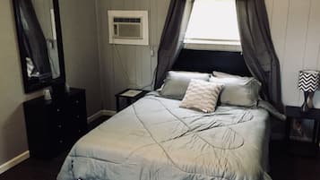 Comfort Single Room | Individually decorated, individually furnished, blackout drapes