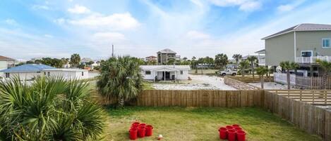 Zona residencial con casas, patio cercado y cielo despejado.