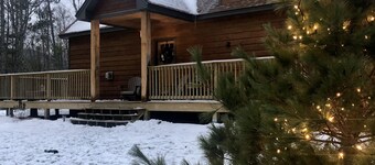 森の中の真の小屋！ メイン州リバーフロントコミュニティのプレミアベテル！