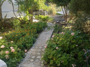 Property grounds - Beach family house in green (Kerames, Crete)